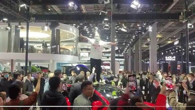 Tesla chama atenção por protesto em Xangai e Pequim se manifesta