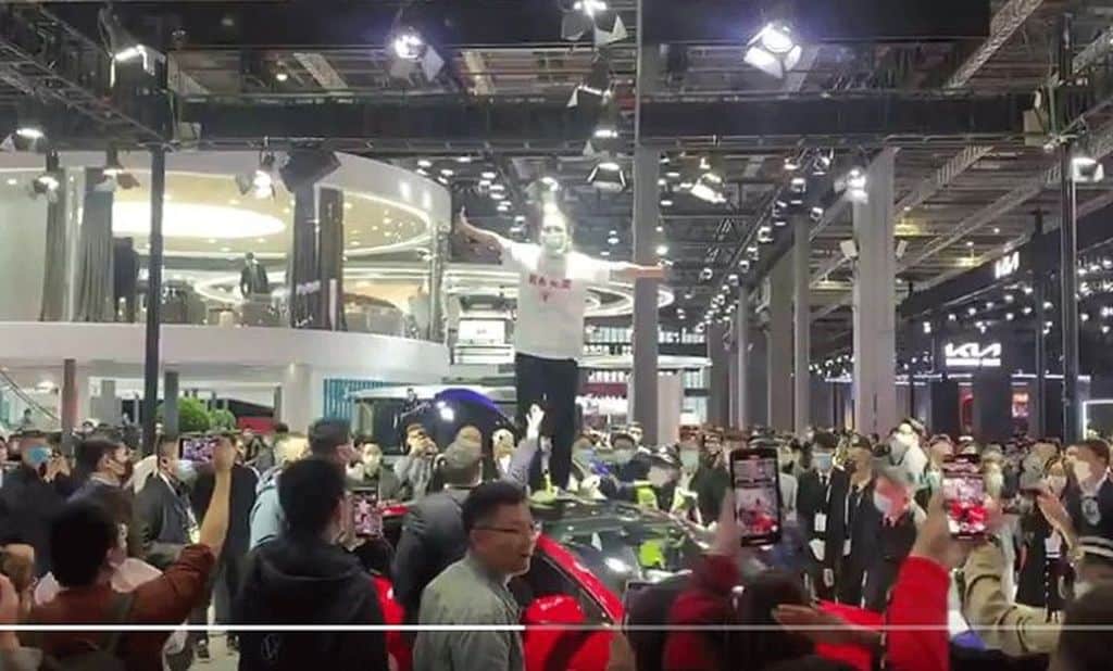 Tesla chama atenção por protesto em Xangai e Pequim se manifesta