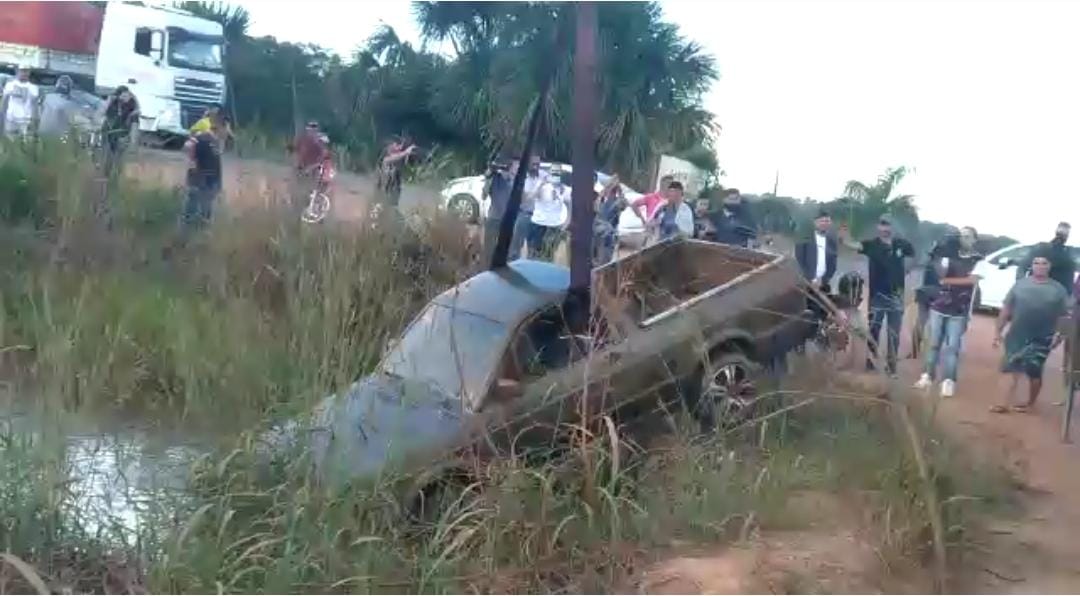 Veículo furtado no ano passado é encontrado dentro de ”pântano” em Guarantã do Norte