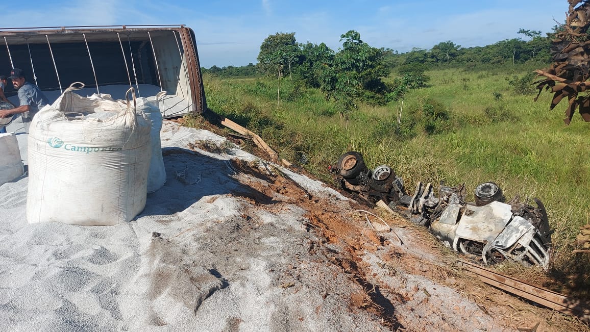 Carreta tomba na BR-163 em Guarantã do Norte