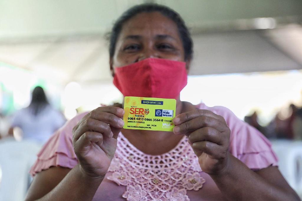 Secretário de Agricultura Familiar entrega 3,5 mil cartões de auxílio financeiro no Araguaia