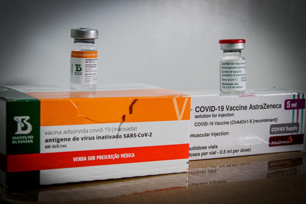 Distribuição de 76,2 mil doses das vacinas CoronaVac e AstraZeneca é definida em Mato Grosso