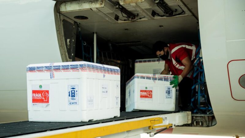 Mato Grosso recebe 100.160 doses de vacina nesta terça-feira (18)