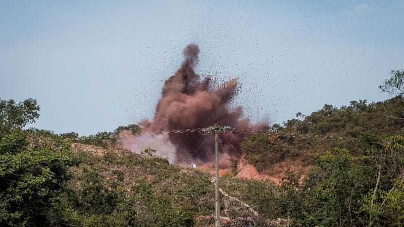 Serra da Arnica é implodida para continuidade das obras de pavimentação da MT-100