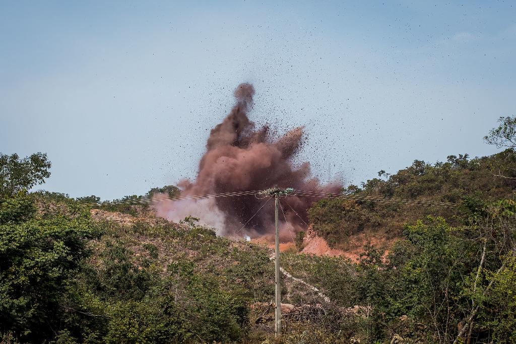 Serra da Arnica é implodida para continuidade das obras de pavimentação da MT-100