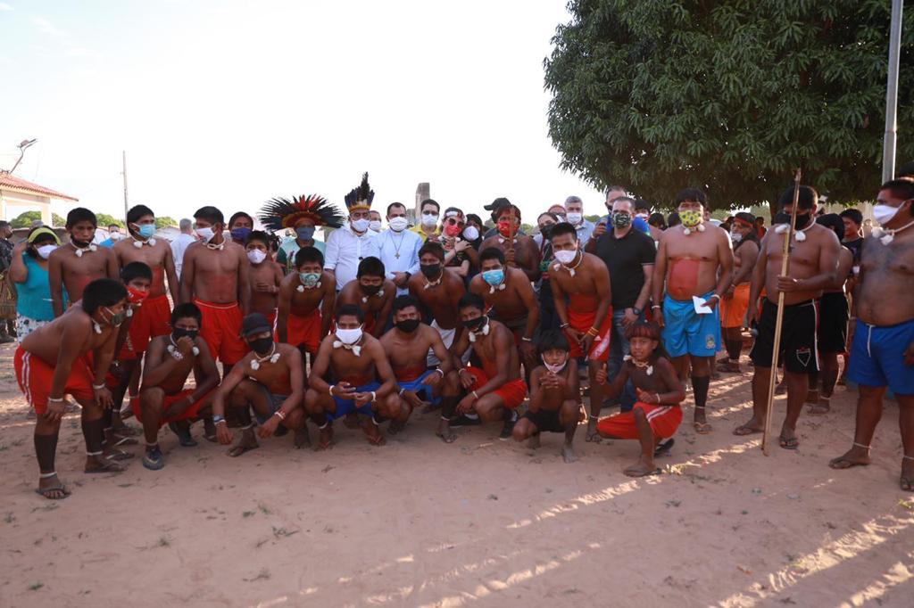 Primeira-dama entrega cestas básicas e cobertores para aldeias indígenas da região de Barra do Garças