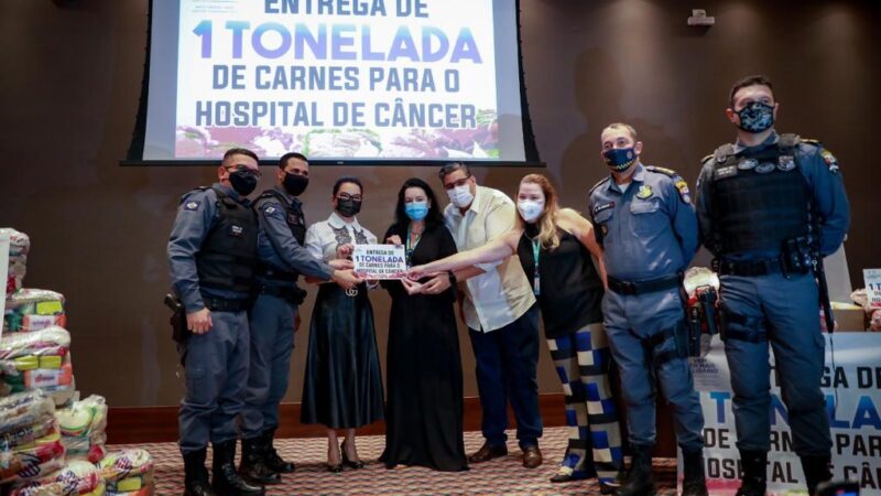 Primeira-dama e PM entregam 1 tonelada de proteína animal para o Hospital de Câncer