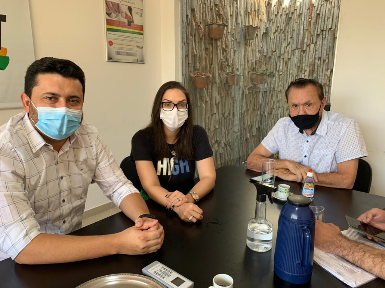 MANINHO SE REÚNE COM DEPUTADA JANAÍNA E CARLOS BEZERRA PARA TRATAR SOBRE EMENDAS