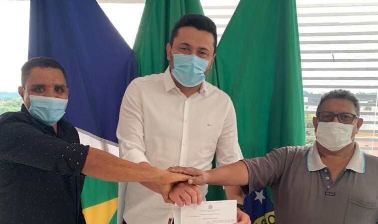 PREFEITURA ASSINA CONVÊNIO COM INCRA PARA PARTICIPAR DO PROGRAMA TITULA BRASIL