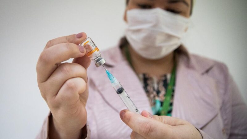 Governo de MT já distribuiu 98,8% das doses recebidas; veja quanto cada município aplicou