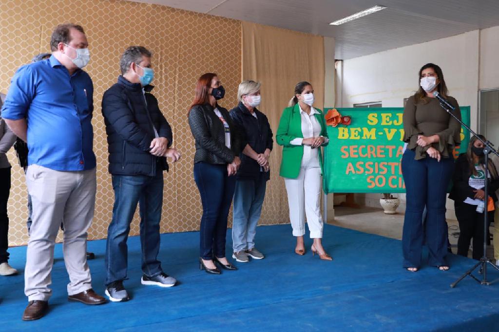 “Agradecemos a nossa primeira-dama Virginia Mendes, mulher de força que ajuda nossa população”, destaca a prefeita de Santo Antônio de Leverger