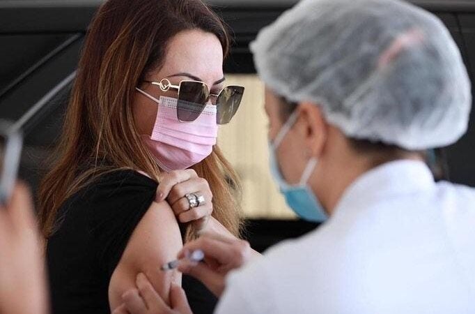 Virginia Mendes recebe primeira dose da vacina contra a Covid-19