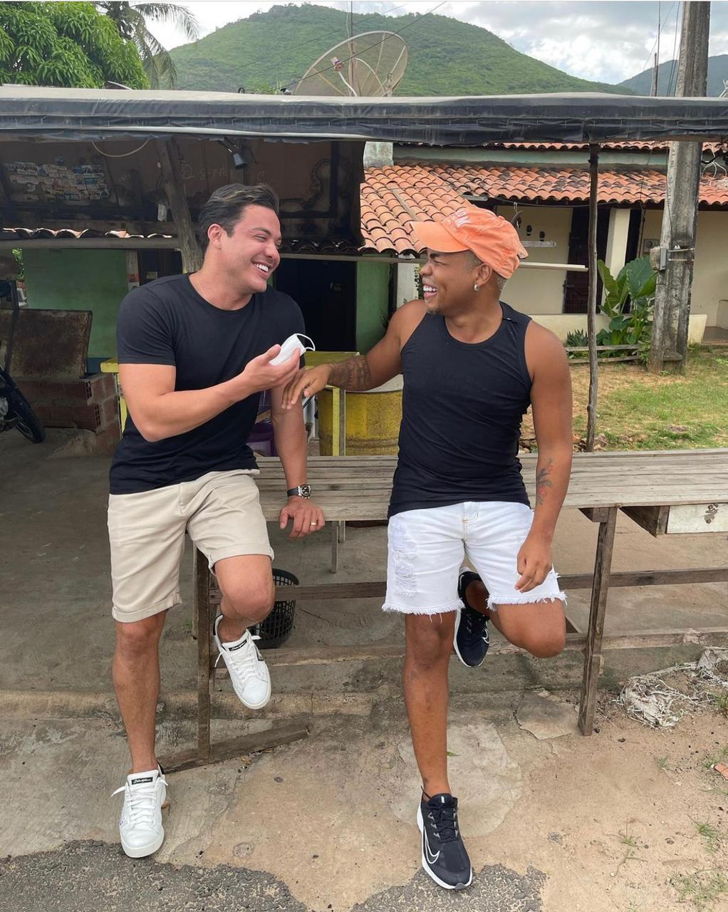 Cristian Bell celebra composição para Safadão e 2 milhões de seguidores em 6 meses