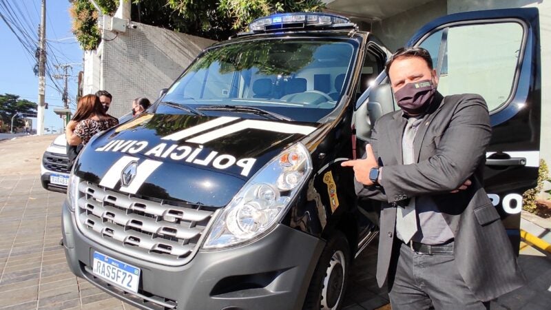 Delegado Claudinei garante veículo inédito para o transporte de presos da PJC