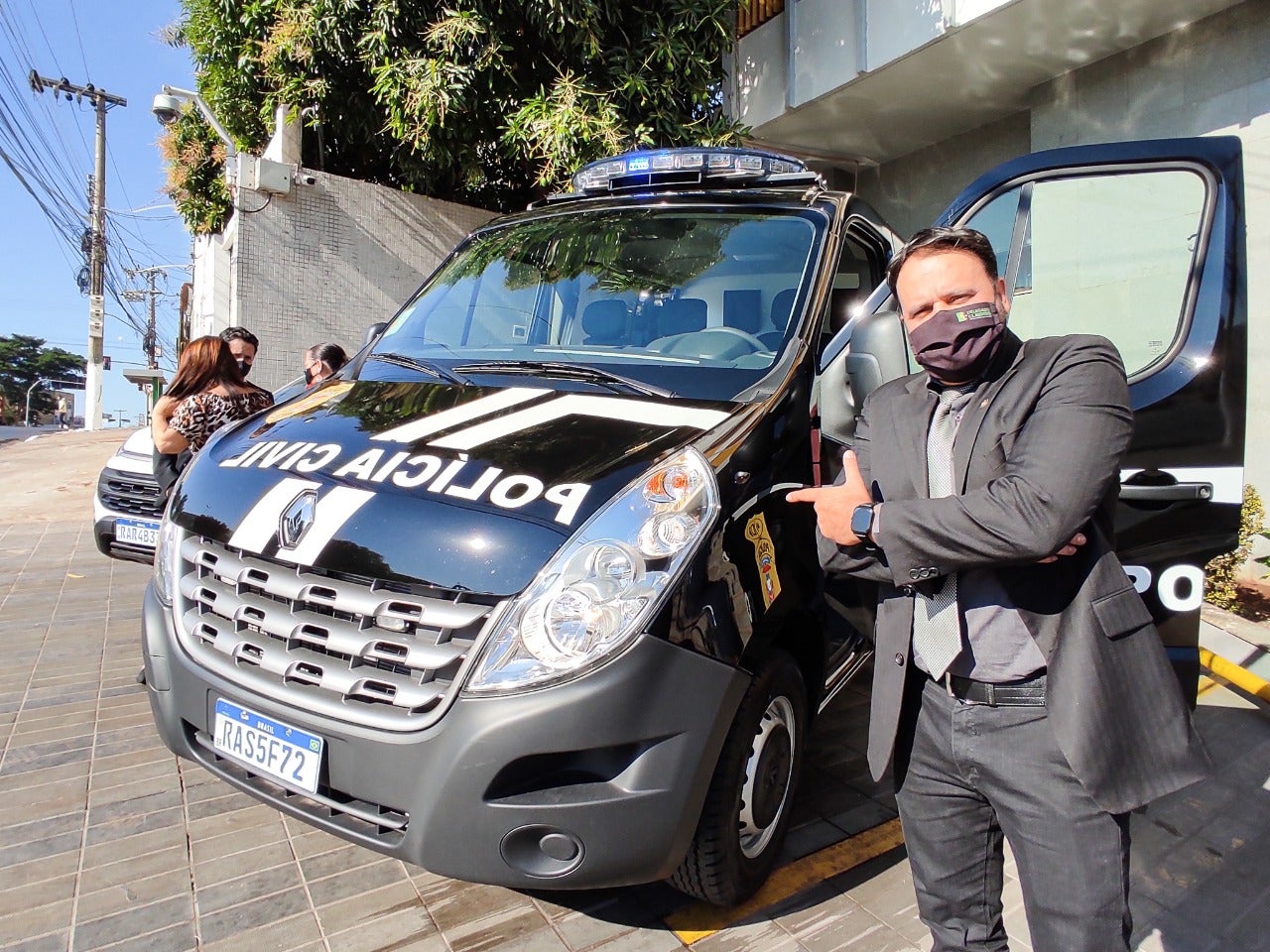 Delegado Claudinei garante veículo inédito para o transporte de presos da PJC