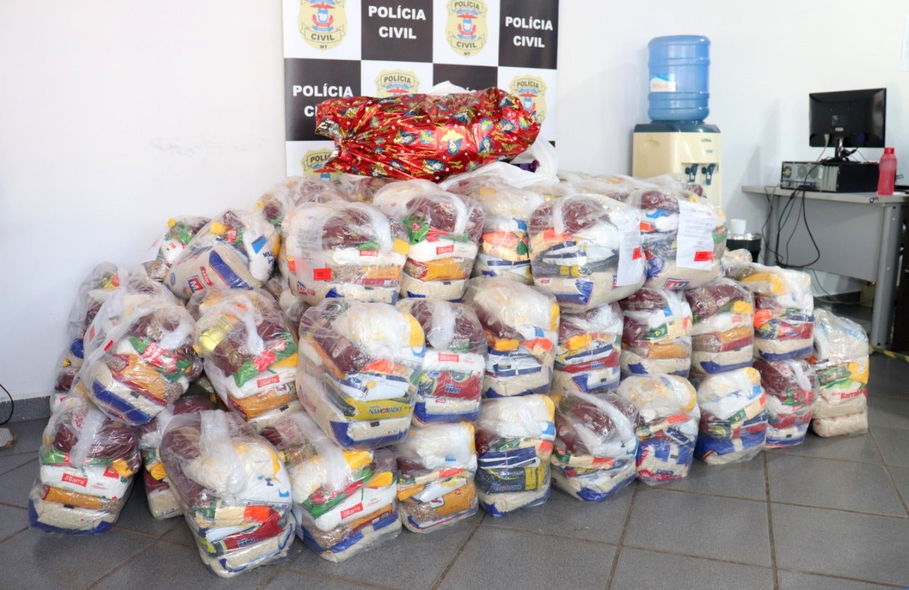 Ação da Polícia Civil doa cestas básicas e brinquedos a famílias carentes em Barra do Garças