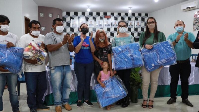 Primeira-dama entrega mais cestas básicas e cobertores para região do Araguaia