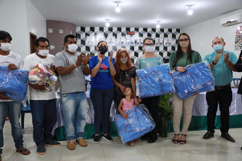 Primeira-dama entrega mais cestas básicas e cobertores para região do Araguaia