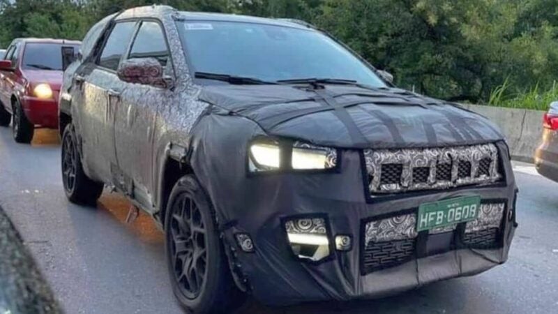Jeep Commander 2022 vai perdendo a camuflagem em novo flagra