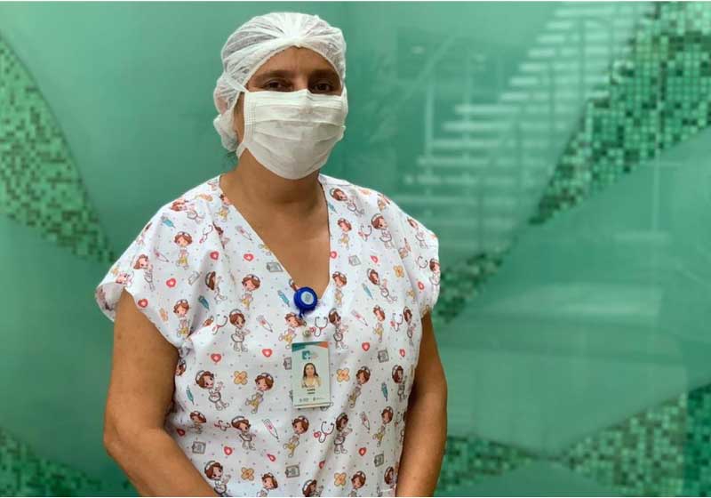 Mulher vai trabalhar de copeira em hospital para ajudar pacientes com Covid