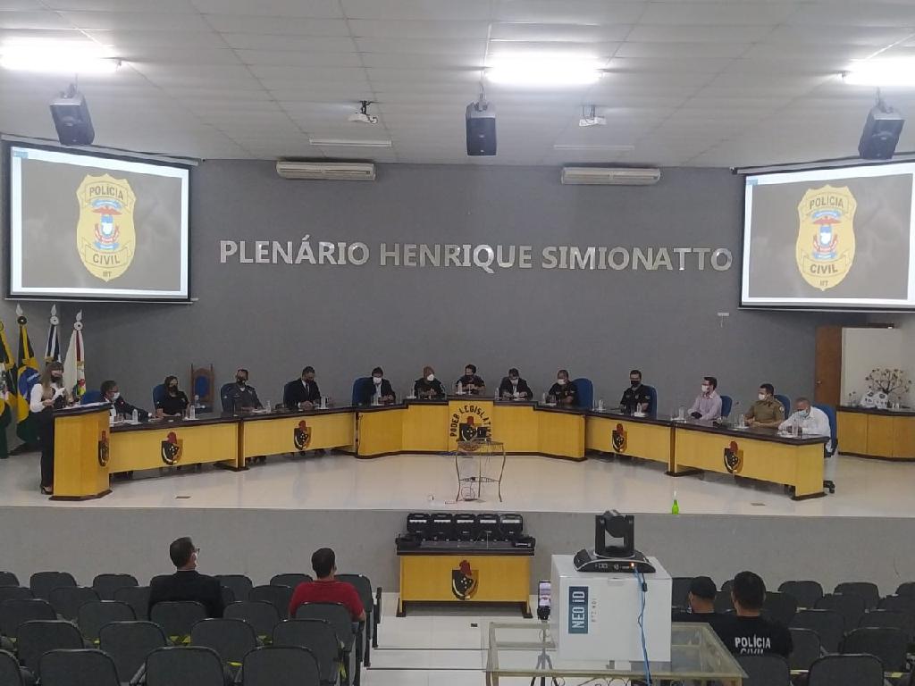 Policiais civis da Regional de Juína recebem novas pistolas Glock adquiridas pelo Estado