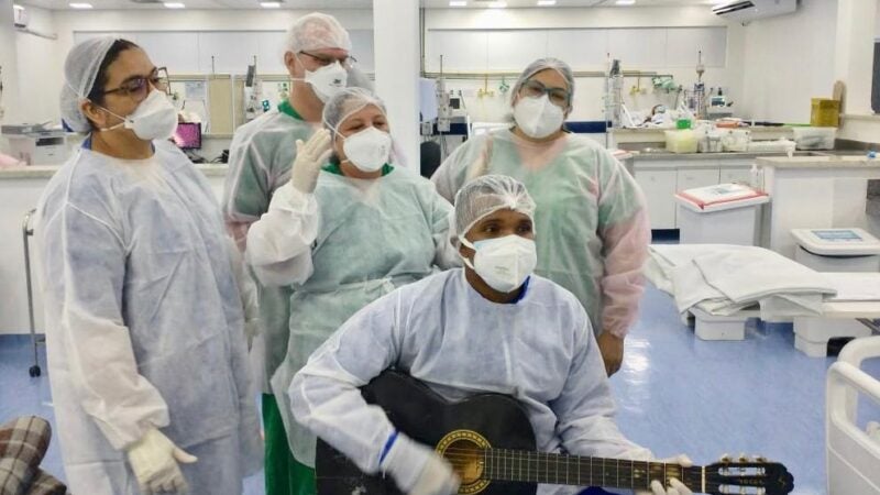 Musicoterapia leva esperança e alegria a pacientes do Hospital Metropolitano