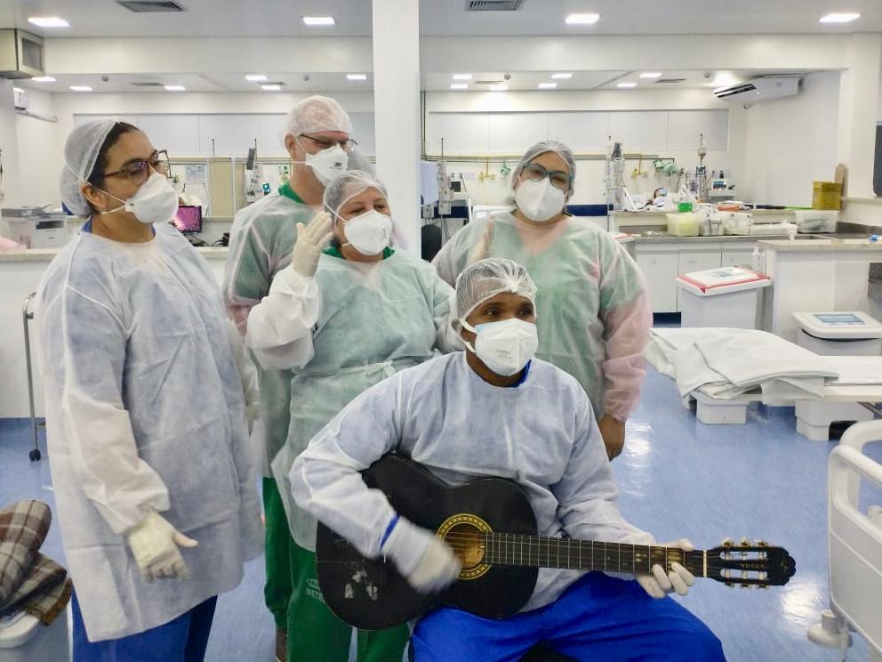 Musicoterapia leva esperança e alegria a pacientes do Hospital Metropolitano