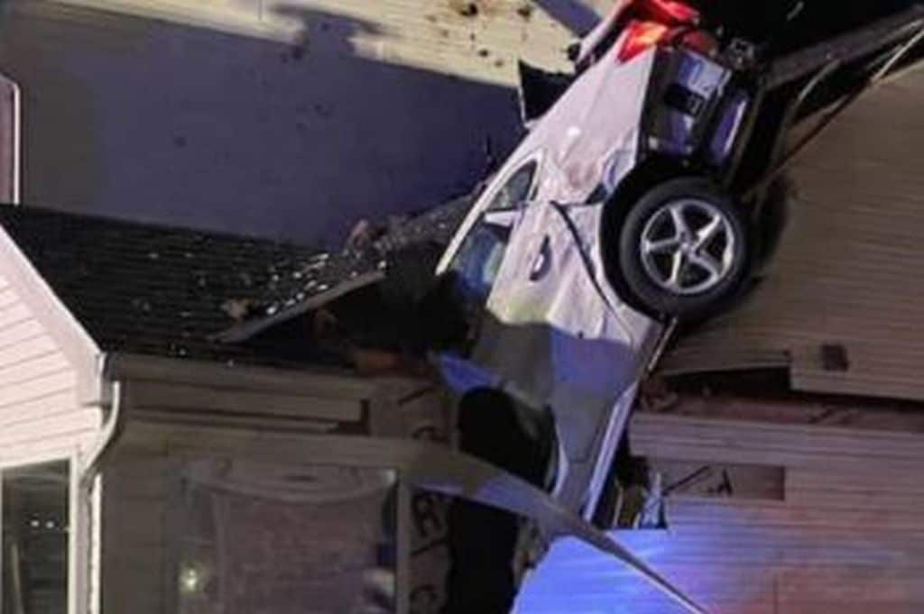Insólito: Carro voa literalmente e aterriza sobre uma casa