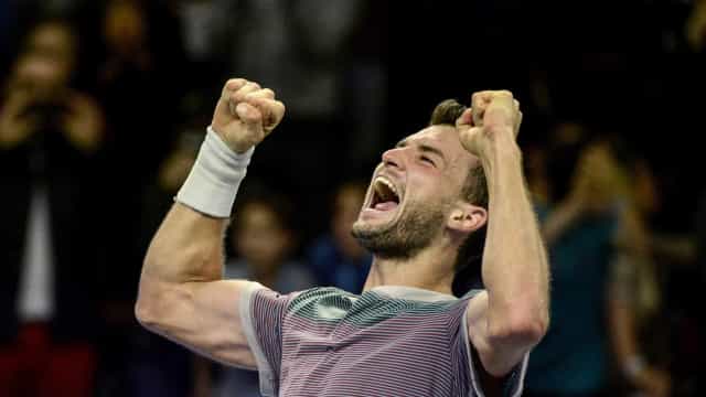 Antes da chuva, Dimitrov confirma favoritismo e estreia com vitória em Genebra