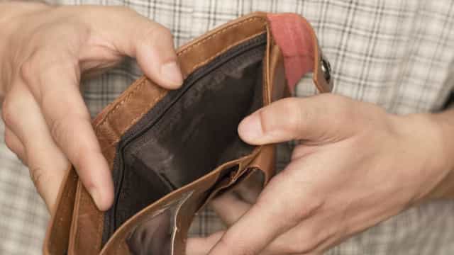 Proporção de famílias endividadas sobe para 67,5% em abril, diz CNC