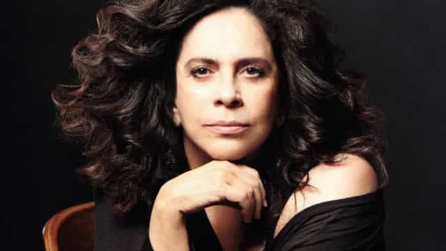 Gal Costa homenageia Rita Lee e joga seguro em segunda live pandêmica