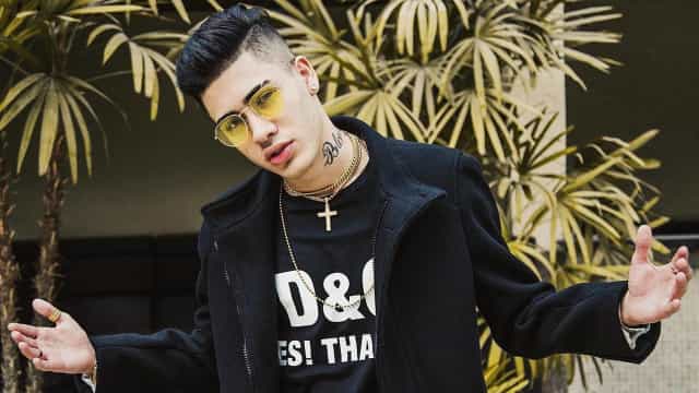 Kevinho revela a Sabrina Sato segredo para ter boa foto de sunga