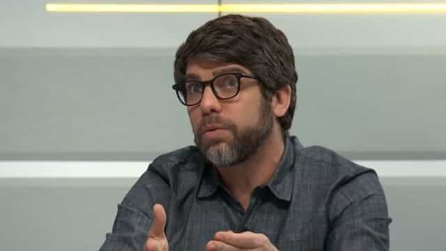 Após polêmica, Juninho Pernambucano apresenta Peter Bosz, novo técnico do Lyon