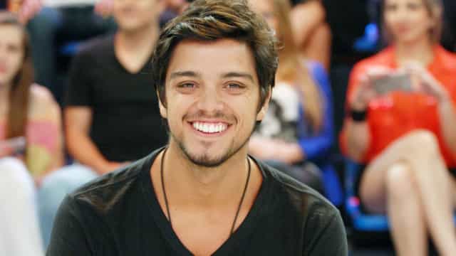 Em ‘Salve-se’, Rodrigo Simas diz que beijar acrílico foi um grande desafio