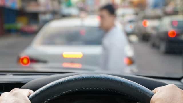 Motorista é preso por suspeita de dirigir embriagado e provocar engavetamento de 9 veículos