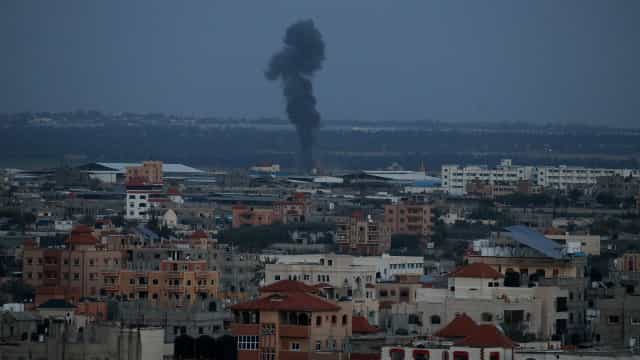 Bombardeios continuam entre Israel e Gaza apesar de negociações por cessar-fogo