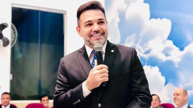 Culto com deputado Marco Feliciano é interrompido por violar distanciamento