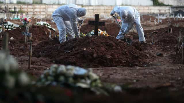 Brasil registra 2.545 mortes por Covid em 24 h e média móvel fica abaixo de 2.000