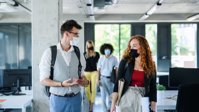 Destinos turísticos se reinventam como ‘cidades-escritório’