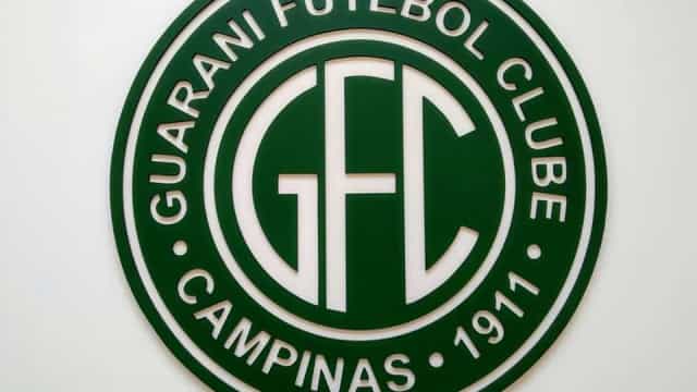 Após trocarem socos, dois jogadores do Guarani pegam quatro jogos de suspensão