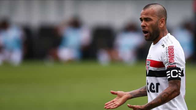 Daniel Alves e Luciano sentem dores musculares e preocupam o São Paulo