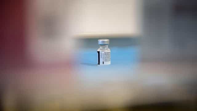 Rio de Janeiro começa a aplicar vacina da Pfizer contra covid-19