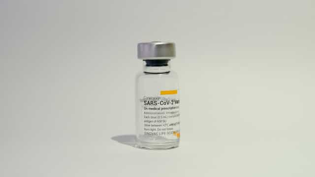 Coronavac reduz em 97% mortalidade por covid no Uruguai, mostra estudo preliminar