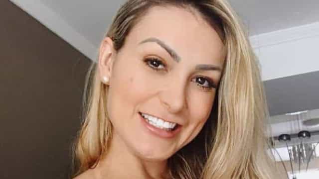 Andressa Urach publica foto trabalhando como manicure e fala em recomeçar