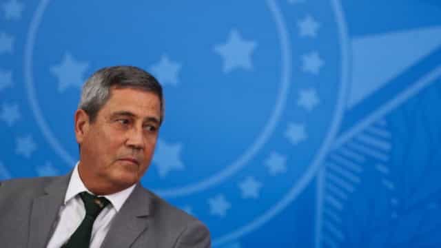 Braga Netto diz que ‘recomendou’ à Defesa parar de comprar bebidas alcoólicas