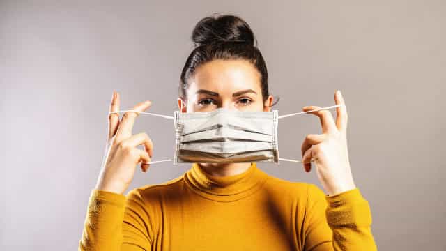 Saúde distribuiu máscaras chinesas com suspeita de falsificação e não agiu para garantir eficácia