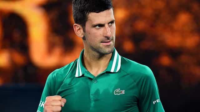 Djokovic vira sobre Tsitsipas em jogo adiado pela chuva e vai à semifinal de Roma