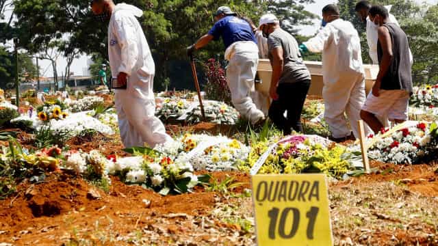 Média de mortes por covid cai 31% em um mês, mas fica acima de 2 mil há 54 dias