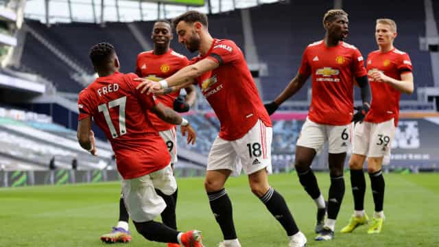 Torcedores invadem o Old Trafford e protestam contra donos do Manchester United
