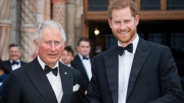 Príncipe Charles ficou ‘explodindo de raiva’ com ataques do filho Harry